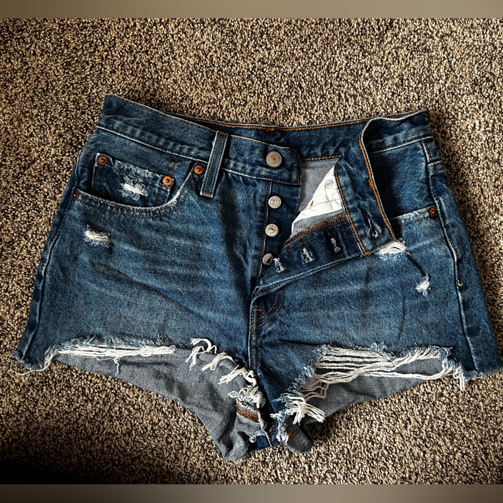 Levi 501 shorts size 27